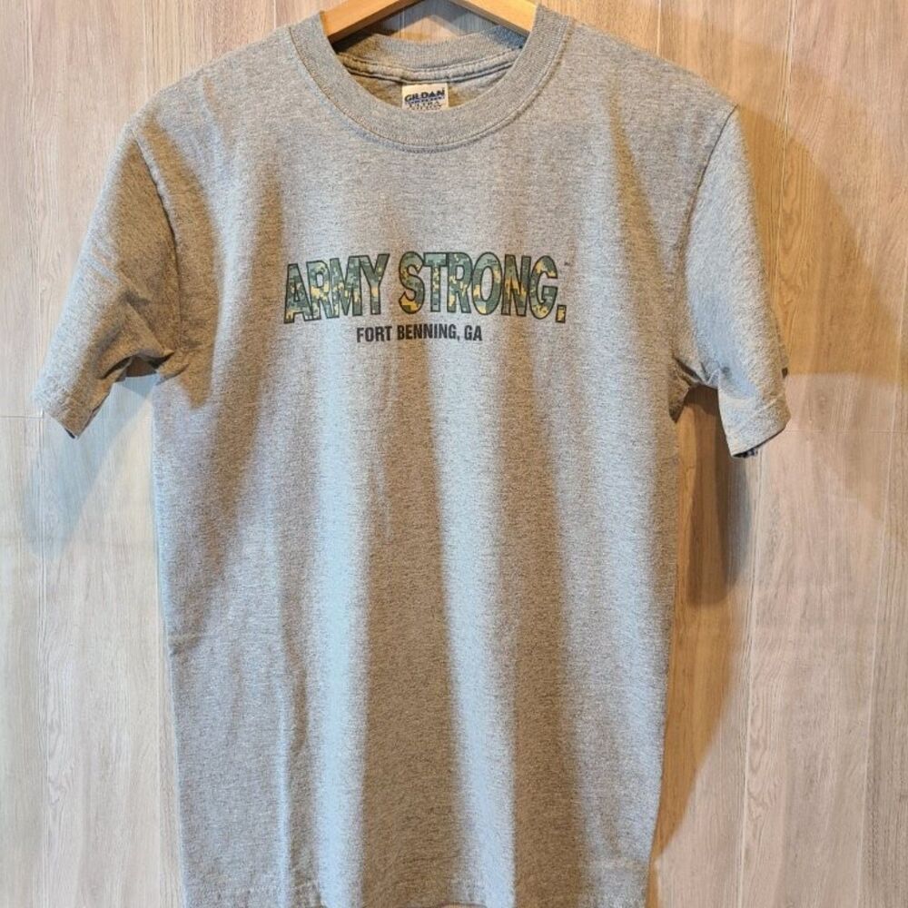 Gildan Army Strong Shirt Small Gray Military Graphic Tee Fort Benning GA Cotton